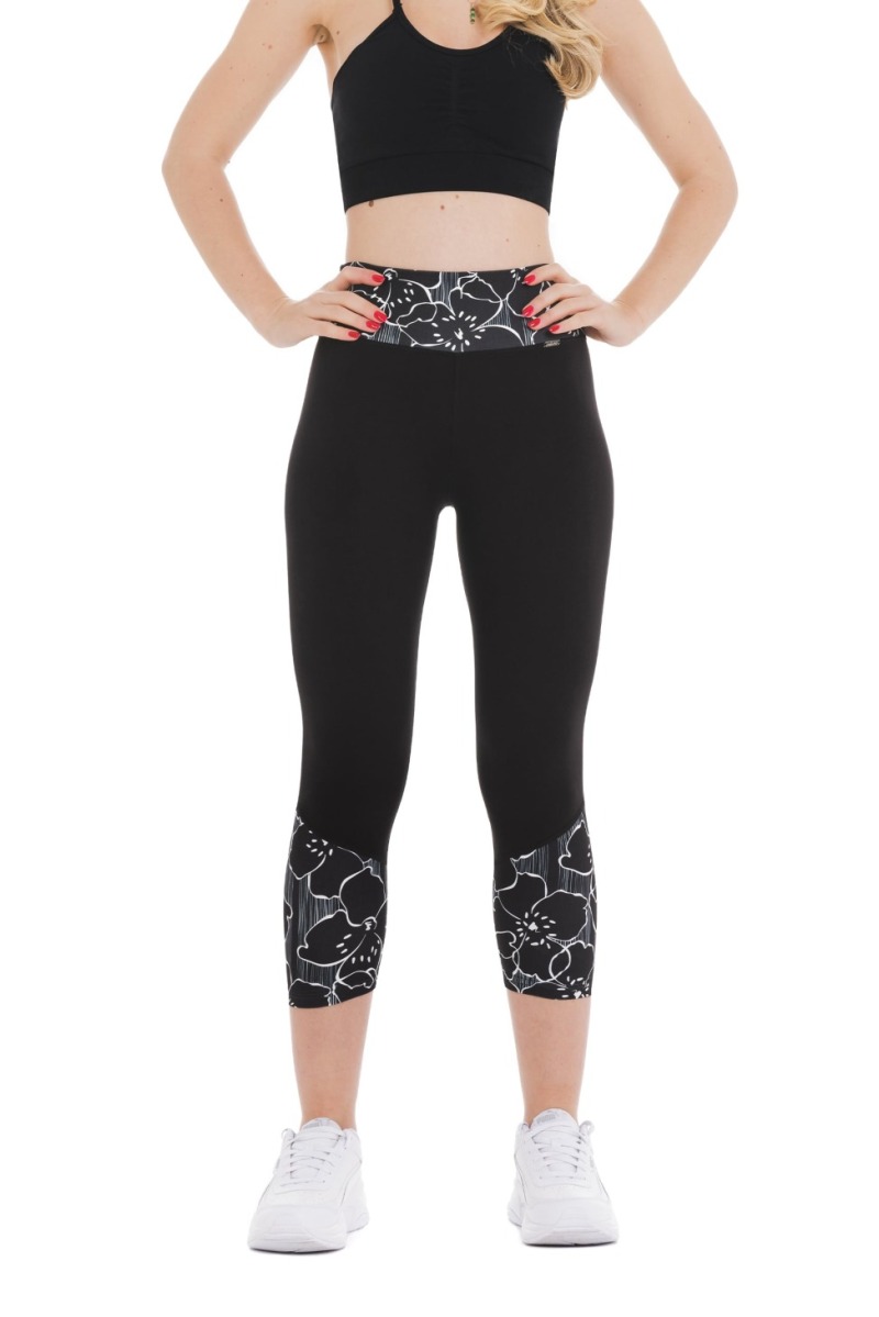 Črne capri pajkice Stella z belimi rožami na dnu hlačnic in na pasu