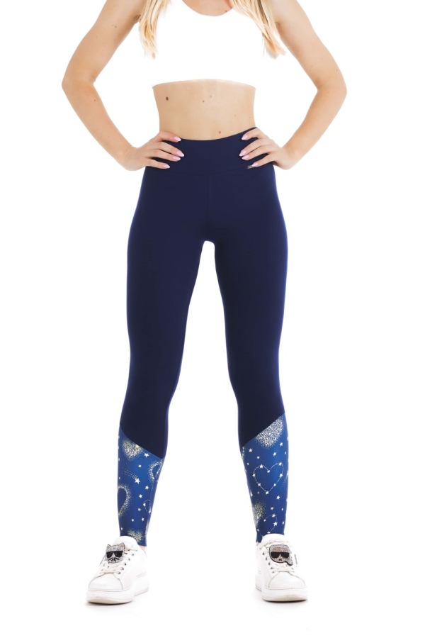 Dolge pajkice Movida modre barve z vzorčkom srčkov na dnu hlačnic za odrasle