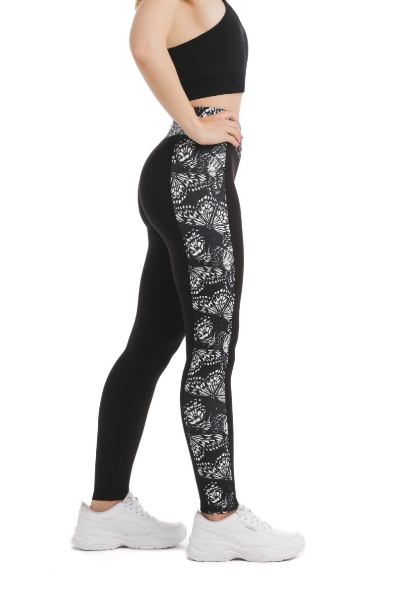 Črne dolge pajkice z abstraktnim vzorcem metuljem v beli barvi ob straneh hlačnic in na pasu