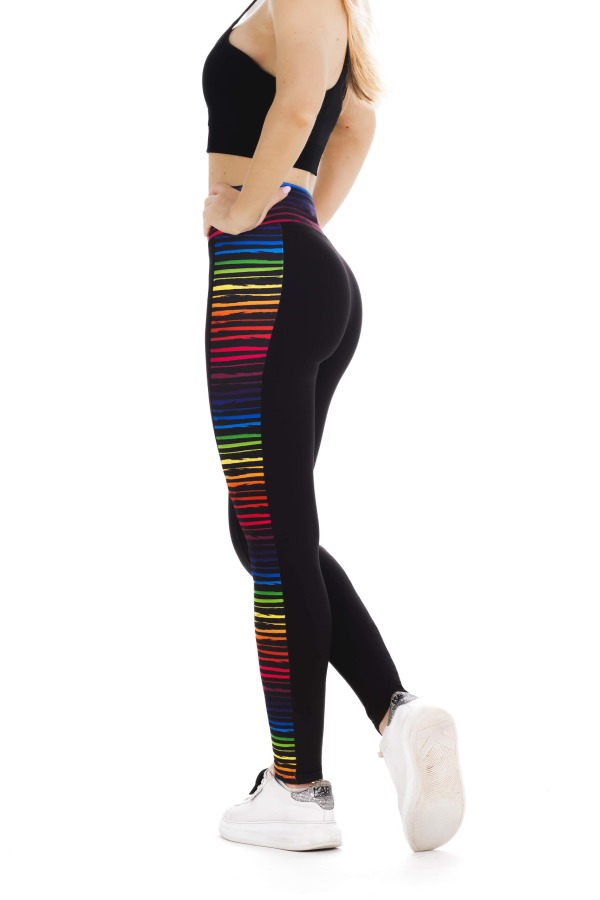 Črne dolge pajkice Belleza z živahnim mavričnim vzorčkom ob strani hlačnic in na pasu Črne dolge pajkice Belleza z živahnim mavričnim vzorčkom ob strani hlačnic in na pasu