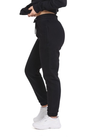 Hlače iz turškega bombaža v črni barvi s sproščenim krojem, manjšim logotipom spredaj, dvema žepoma in 3D napisom.