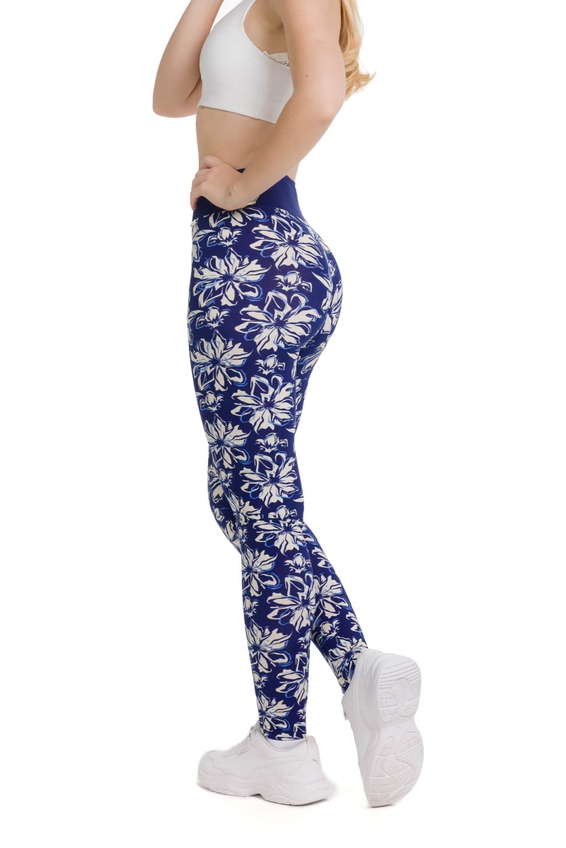 Lanuma ženske pajkice Saraya v modri barvi z belim cvetličnim vzorcem in svetlo modrimi obrobami – modne in udobne za vse priložnosti.