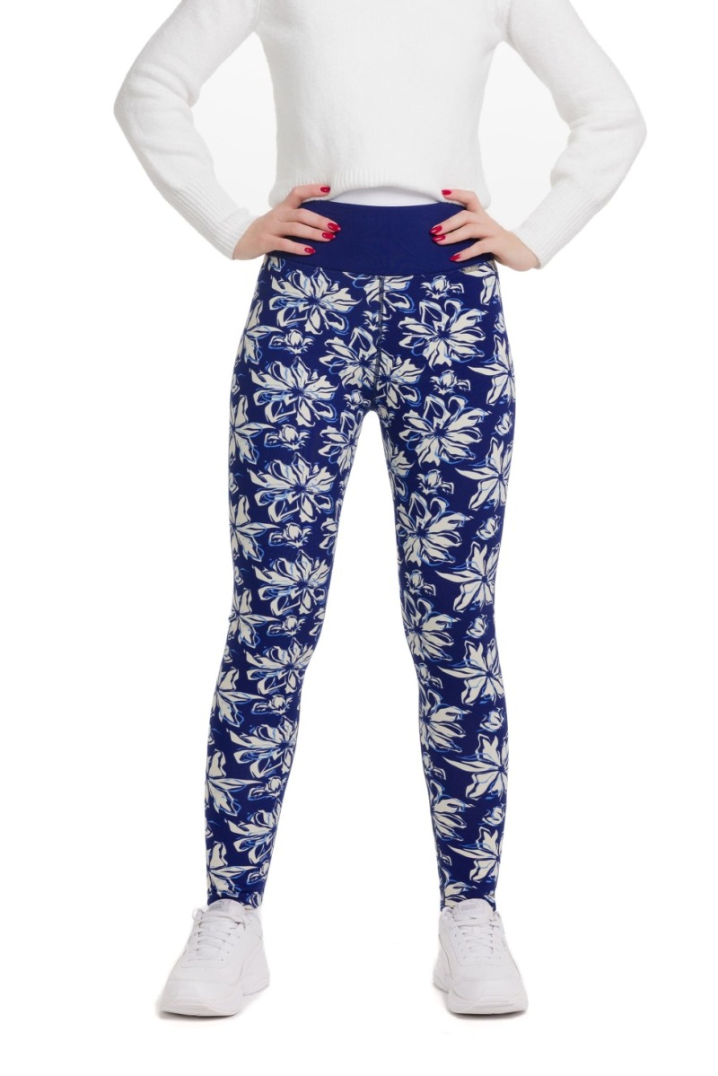 Lanuma ženske podložene thermo pajkice Snaera v modri barvi z belim cvetličnim vzorcem in svetlo modrimi obrobami – modne in prijetno tople.