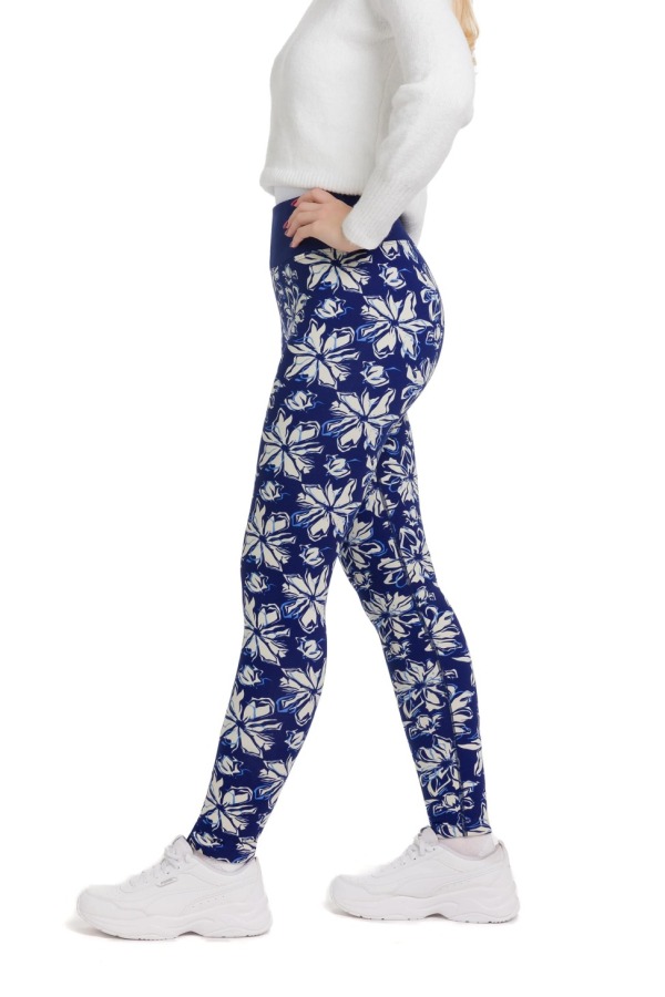 Lanuma ženske podložene thermo pajkice Snaera v modri barvi z belim cvetličnim vzorcem in svetlo modrimi obrobami – modne in prijetno tople.