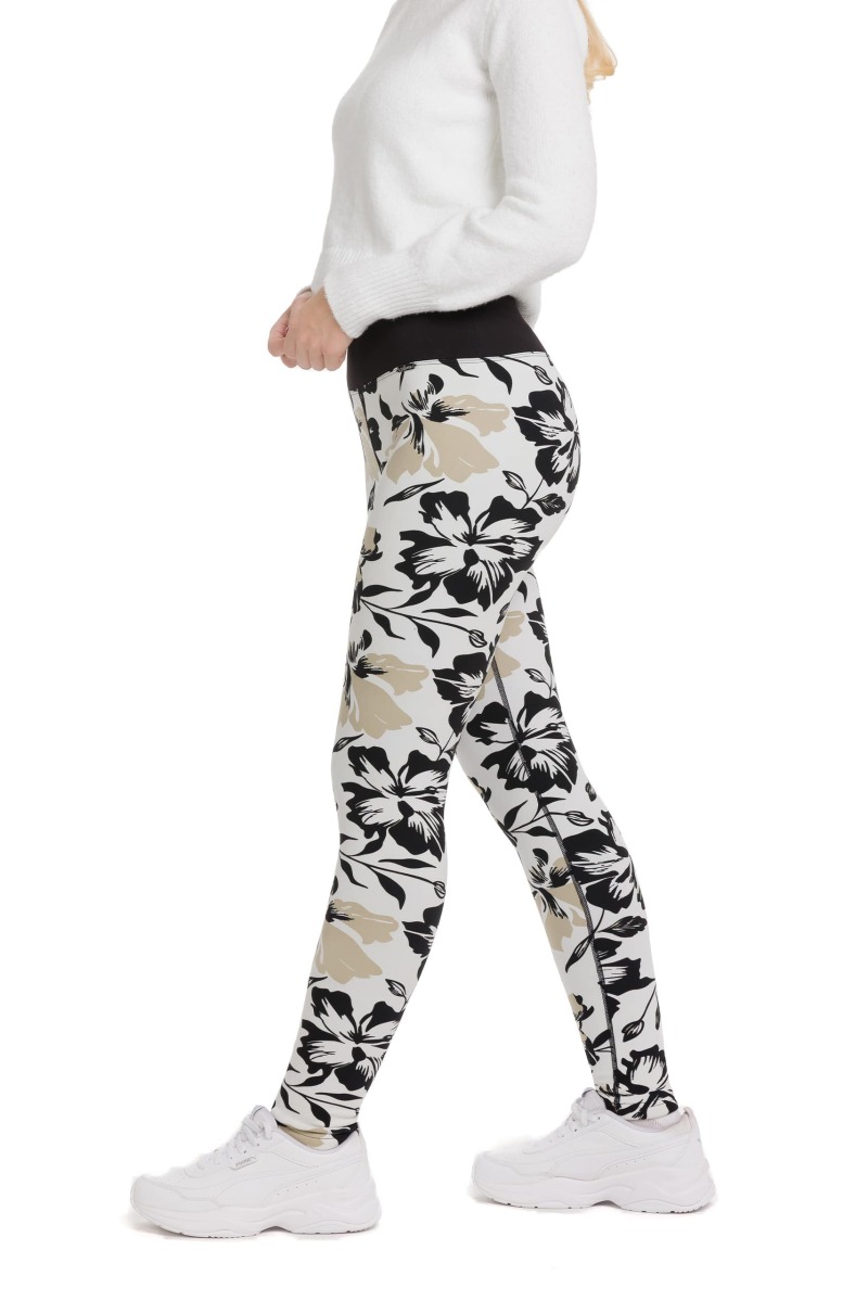 Lanuma ženske podložene thermo pajkice Tova v beli barvi z vzorcem črnih rož in bež listov – elegantne in mehke termo pajkice za zimo.