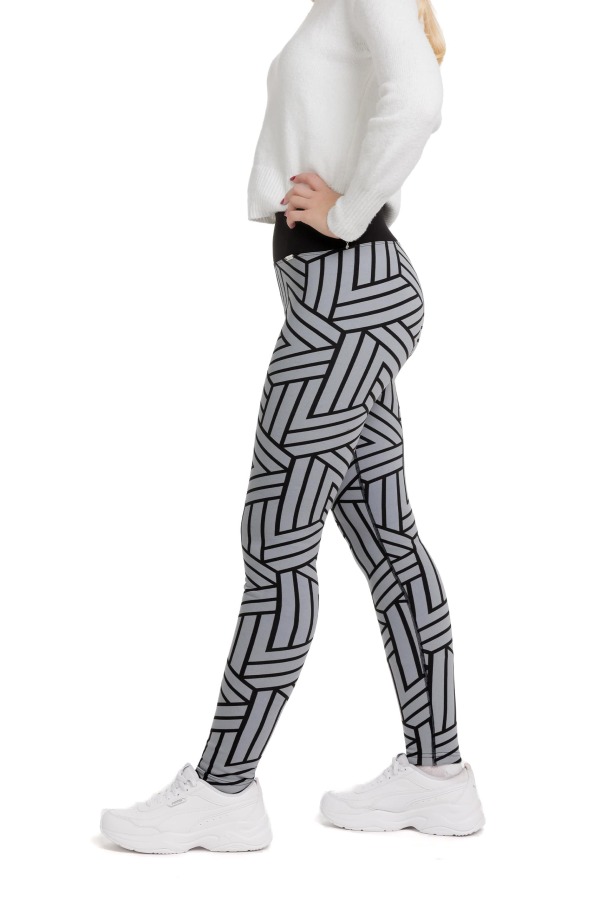 Lanuma ženske podložene thermo pajkice Yska v sivi barvi s črnimi cikcak črtami – sodoben vzorec in popolno udobje za hladne dni.
Lanuma ženske podložene thermo pajkice Yska v sivi barvi s črnimi cikcak črtami – sodoben vzorec in popolno udobje za hladne dni.