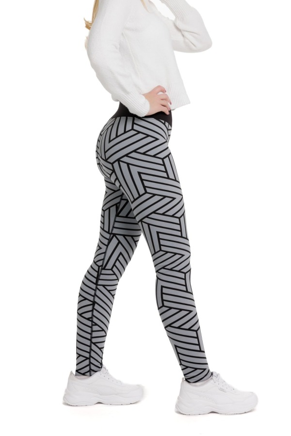 Lanuma ženske podložene thermo pajkice Yska v sivi barvi s črnimi cikcak črtami – sodoben vzorec in popolno udobje za hladne dni.
Lanuma ženske podložene thermo pajkice Yska v sivi barvi s črnimi cikcak črtami – sodoben vzorec in popolno udobje za hladne dni.