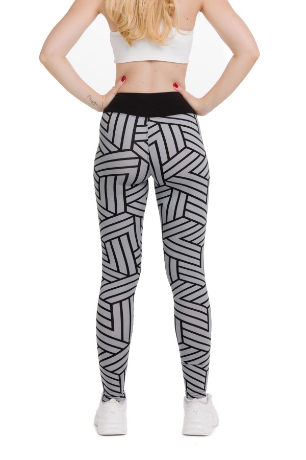 Lanuma ženske pajkice Dorina v sivi barvi s črnimi cikcak črtami – sodoben vzorec in popolno udobje za celodnevno nošenje.