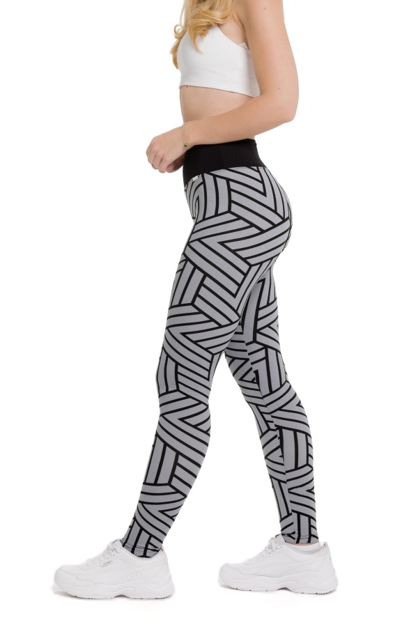 Lanuma ženske pajkice Dorina v sivi barvi s črnimi cikcak črtami – sodoben vzorec in popolno udobje za celodnevno nošenje.