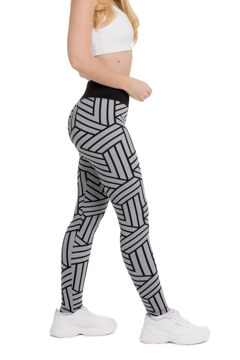 Lanuma ženske pajkice Dorina v sivi barvi s črnimi cikcak črtami – sodoben vzorec in popolno udobje za celodnevno nošenje.