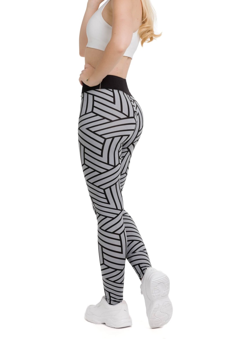 Lanuma ženske pajkice Dorina v sivi barvi s črnimi cikcak črtami – sodoben vzorec in popolno udobje za celodnevno nošenje.