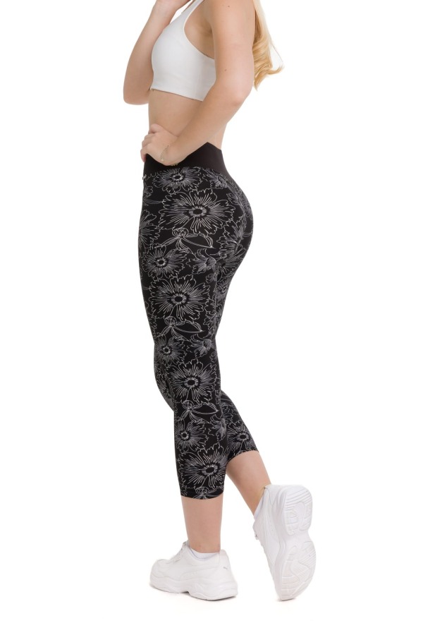 Lanuma ženske pajkice Nerosa capri v črni barvi z belim cvetličnim vzorcem – elegantne, mehke in udobne za vsak dan.
Lanuma ženske pajkice Nerosa capri v črni barvi z belim cvetličnim vzorcem – elegantne, mehke in udobne za vsak dan.