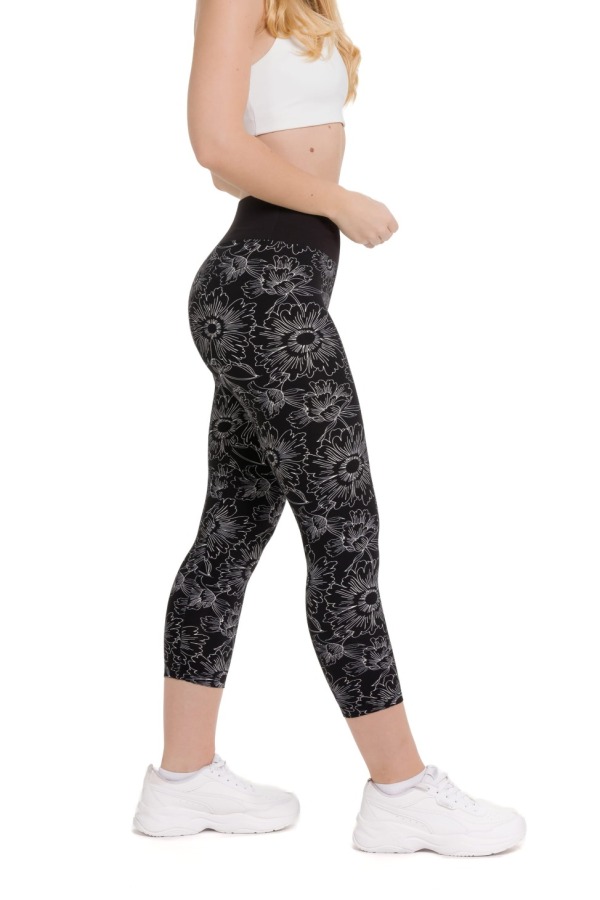 Lanuma ženske pajkice Nerosa capri v črni barvi z belim cvetličnim vzorcem – elegantne, mehke in udobne za vsak dan.
Lanuma ženske pajkice Nerosa capri v črni barvi z belim cvetličnim vzorcem – elegantne, mehke in udobne za vsak dan.