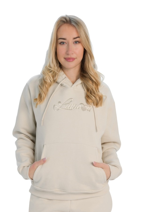 Pulover iz turškega bombaža v svetlo bež-beli barvi s šivanim logotipom spredaj in kapuco. Pulover iz turškega bombaža v svetlo bež-beli barvi s šivanim logotipom spredaj in kapuco.