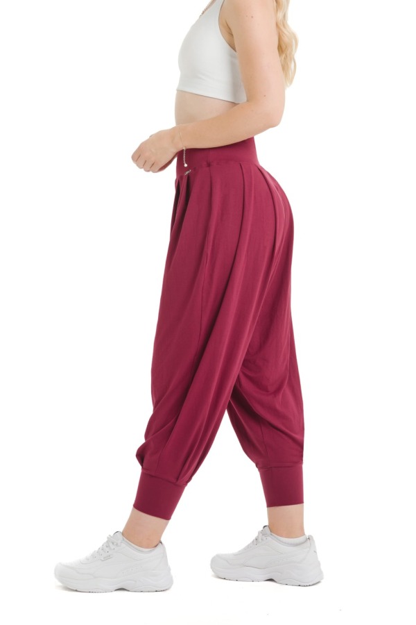 Lanuma BOHO hlače v bordo odtenku z udobnim širokim krojem in mehkim, raztegljivim materialom. Zagotavljajo svobodo gibanja in prijeten občutek pri nošenju. Lanuma BOHO hlače v bordo odtenku z udobnim širokim krojem in mehkim, raztegljivim materialom. Zagotavljajo svobodo gibanja in prijeten občutek pri nošenju.