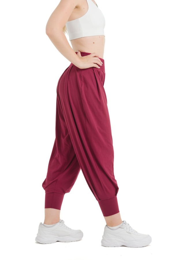 Lanuma BOHO hlače v bordo odtenku z udobnim širokim krojem in mehkim, raztegljivim materialom. Zagotavljajo svobodo gibanja in prijeten občutek pri nošenju. Lanuma BOHO hlače v bordo odtenku z udobnim širokim krojem in mehkim, raztegljivim materialom. Zagotavljajo svobodo gibanja in prijeten občutek pri nošenju.