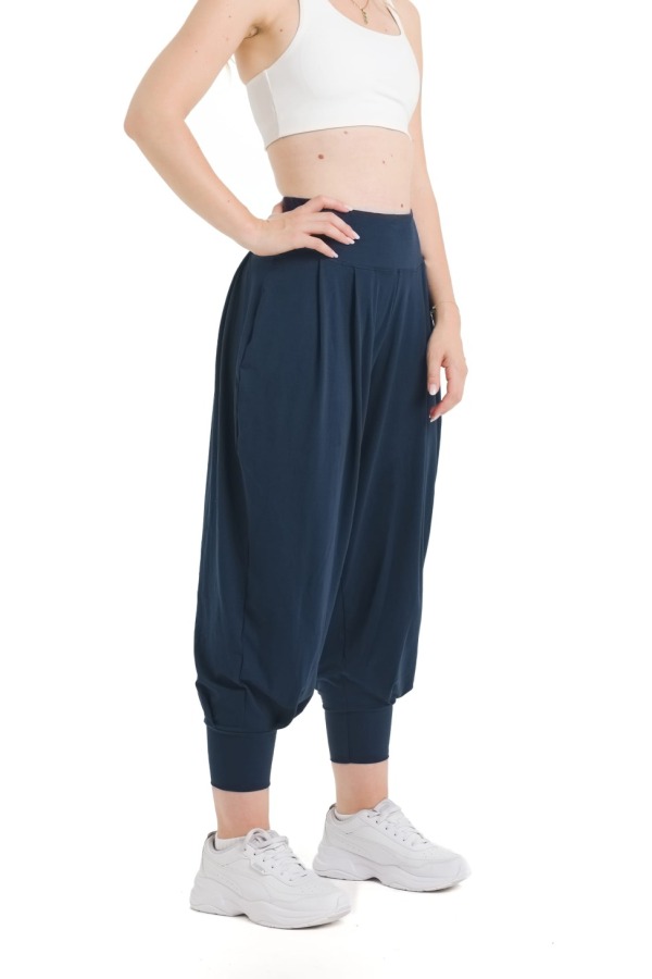 Lanuma BOHO hlače v temno modrem odtenku z udobnim širokim krojem in mehkim, raztegljivim materialom. Zagotavljajo svobodo gibanja in prijeten občutek pri nošenju. Lanuma BOHO hlače v temno modrem odtenku z udobnim širokim krojem in mehkim, raztegljivim materialom. Zagotavljajo svobodo gibanja in prijeten občutek pri nošenju.