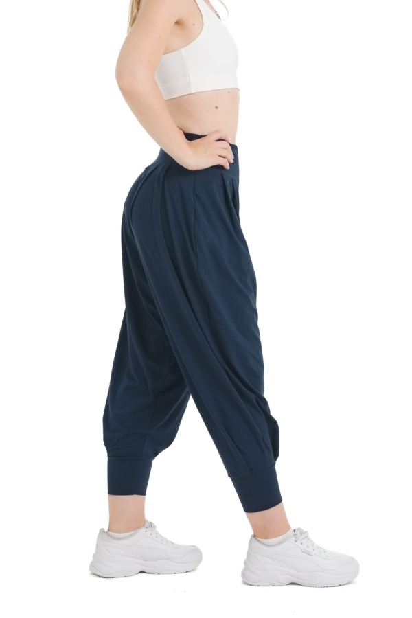 Lanuma BOHO hlače v temno modrem odtenku z udobnim širokim krojem in mehkim, raztegljivim materialom. Zagotavljajo svobodo gibanja in prijeten občutek pri nošenju. Lanuma BOHO hlače v temno modrem odtenku z udobnim širokim krojem in mehkim, raztegljivim materialom. Zagotavljajo svobodo gibanja in prijeten občutek pri nošenju.
