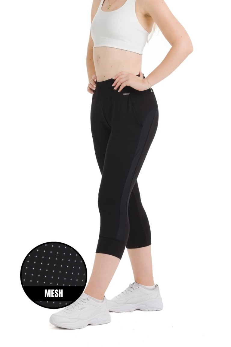 Lanuma Comfort 3/4 hlače v črni barvi z zračnimi mesh detajli in raztegljivim materialom. Zagotavljajo udobje, svobodo gibanja in popolno prileganje.