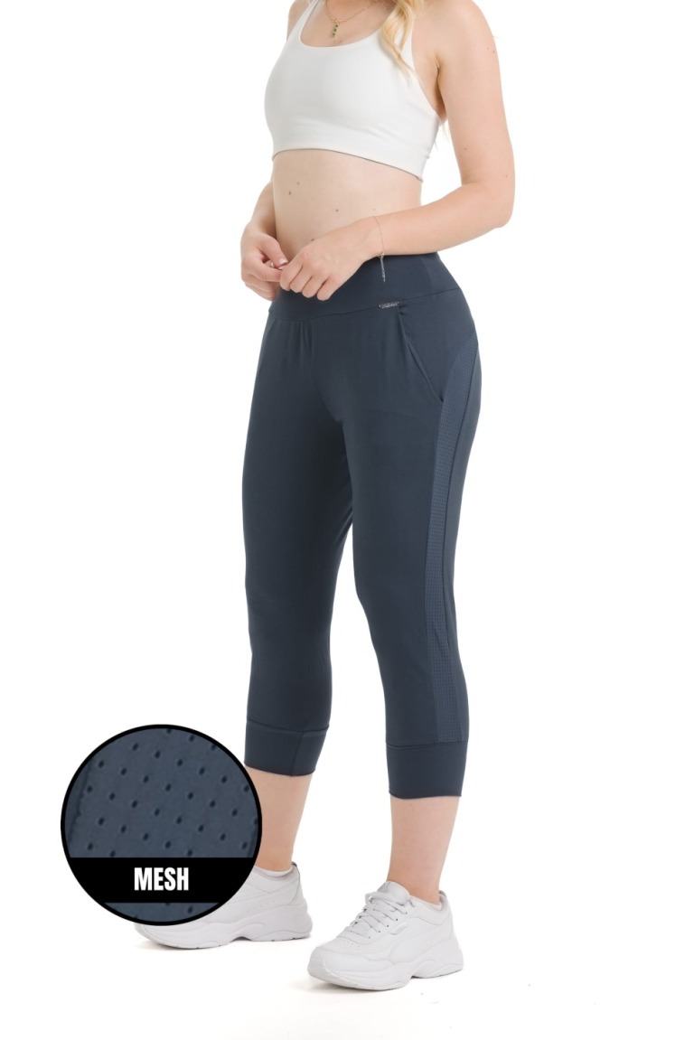 Lanuma Comfort 3/4 hlače v modro-sivem odtenku z zračnimi mesh detajli in raztegljivim materialom. Zagotavljajo udobje, svobodo gibanja in popolno prileganje.