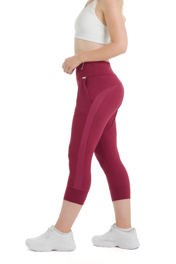 Lanuma Comfort 3/4 hlače v bordo odtenku z zračnimi mesh detajli in raztegljivim materialom. Zagotavljajo udobje, svobodo gibanja in popolno prileganje. Lanuma Comfort 3/4 hlače v bordo odtenku z zračnimi mesh detajli in raztegljivim materialom. Zagotavljajo udobje, svobodo gibanja in popolno prileganje.