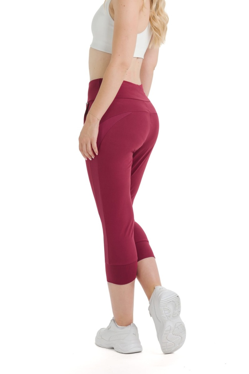 Lanuma Comfort 3/4 hlače v bordo odtenku z zračnimi mesh detajli in raztegljivim materialom. Zagotavljajo udobje, svobodo gibanja in popolno prileganje.