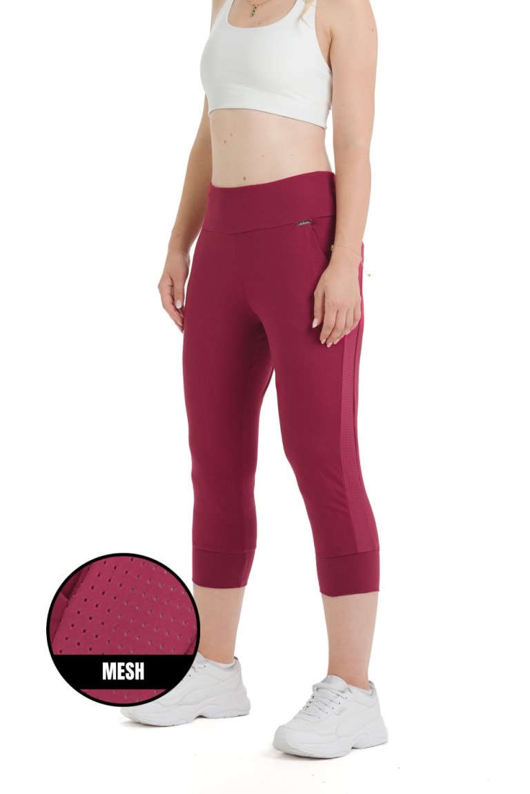 Lanuma Comfort 3/4 hlače v bordo odtenku z zračnimi mesh detajli in raztegljivim materialom. Zagotavljajo udobje, svobodo gibanja in popolno prileganje.