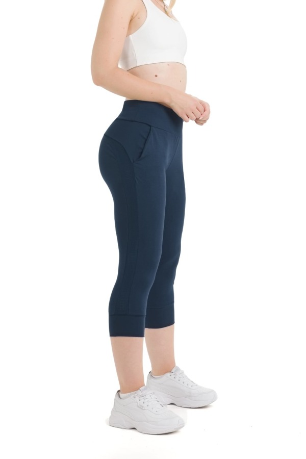 Lanuma Comfort 3/4 hlače v temno modrem odtenku z zračnimi mesh detajli in raztegljivim materialom. Zagotavljajo udobje, svobodo gibanja in popolno prileganje. Lanuma Comfort 3/4 hlače v temno modrem odtenku z zračnimi mesh detajli in raztegljivim materialom. Zagotavljajo udobje, svobodo gibanja in popolno prileganje.