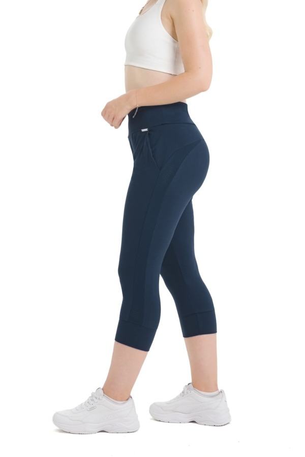 Lanuma Comfort 3/4 hlače v temno modrem odtenku z zračnimi mesh detajli in raztegljivim materialom. Zagotavljajo udobje, svobodo gibanja in popolno prileganje. Lanuma Comfort 3/4 hlače v temno modrem odtenku z zračnimi mesh detajli in raztegljivim materialom. Zagotavljajo udobje, svobodo gibanja in popolno prileganje.