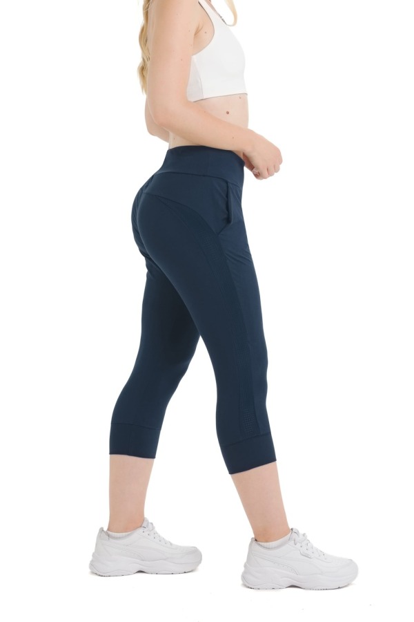 Lanuma Comfort 3/4 hlače v temno modrem odtenku z zračnimi mesh detajli in raztegljivim materialom. Zagotavljajo udobje, svobodo gibanja in popolno prileganje. Lanuma Comfort 3/4 hlače v temno modrem odtenku z zračnimi mesh detajli in raztegljivim materialom. Zagotavljajo udobje, svobodo gibanja in popolno prileganje.
