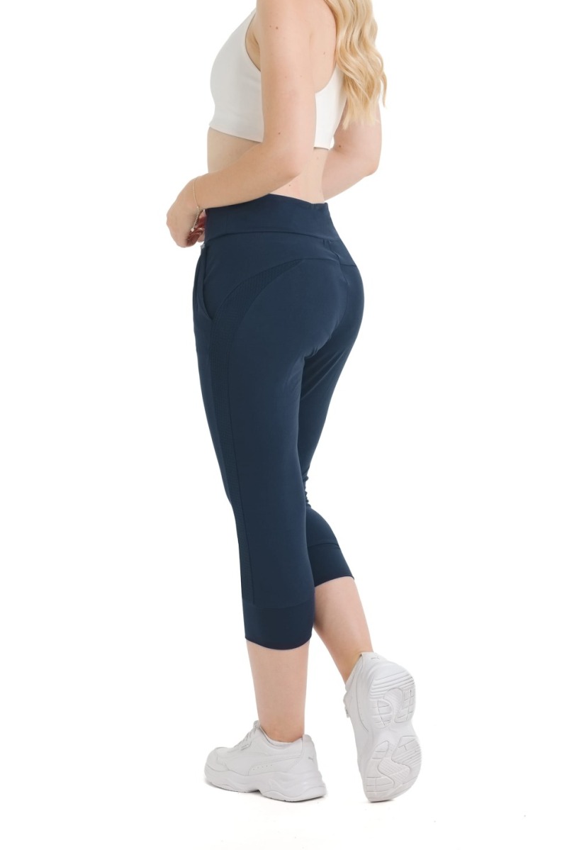 Lanuma Comfort 3/4 hlače v temno modrem odtenku z zračnimi mesh detajli in raztegljivim materialom. Zagotavljajo udobje, svobodo gibanja in popolno prileganje.
