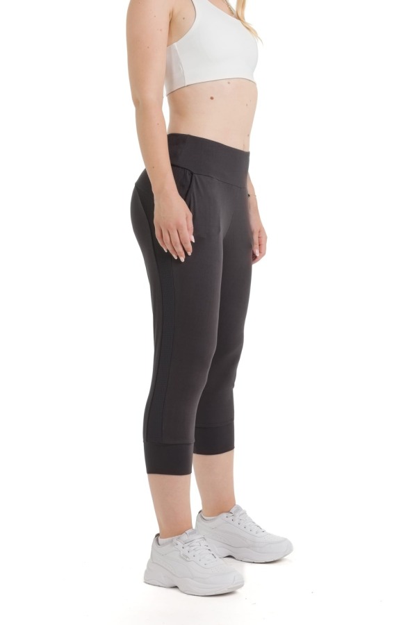 Lanuma Comfort 3/4 hlače v temno sivem odtenku z zračnimi mesh detajli in raztegljivim materialom. Zagotavljajo udobje, svobodo gibanja in popolno prileganje. Lanuma Comfort 3/4 hlače v temno sivem odtenku z zračnimi mesh detajli in raztegljivim materialom. Zagotavljajo udobje, svobodo gibanja in popolno prileganje.