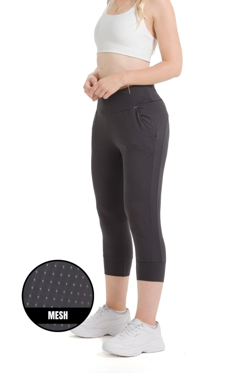 Lanuma Comfort 3/4 hlače v temno sivem odtenku z zračnimi mesh detajli in raztegljivim materialom. Zagotavljajo udobje, svobodo gibanja in popolno prileganje.