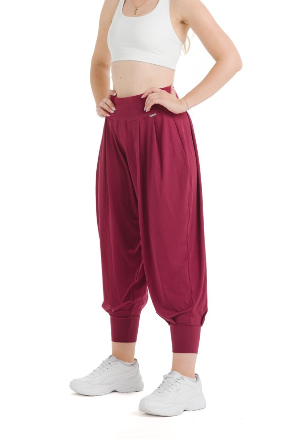 Lanuma BOHO hlače v bordo odtenku z udobnim širokim krojem in mehkim, raztegljivim materialom. Zagotavljajo svobodo gibanja in prijeten občutek pri nošenju. Lanuma BOHO hlače v bordo odtenku z udobnim širokim krojem in mehkim, raztegljivim materialom. Zagotavljajo svobodo gibanja in prijeten občutek pri nošenju.
