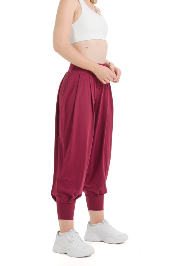Lanuma BOHO hlače v bordo odtenku z udobnim širokim krojem in mehkim, raztegljivim materialom. Zagotavljajo svobodo gibanja in prijeten občutek pri nošenju. Lanuma BOHO hlače v bordo odtenku z udobnim širokim krojem in mehkim, raztegljivim materialom. Zagotavljajo svobodo gibanja in prijeten občutek pri nošenju.